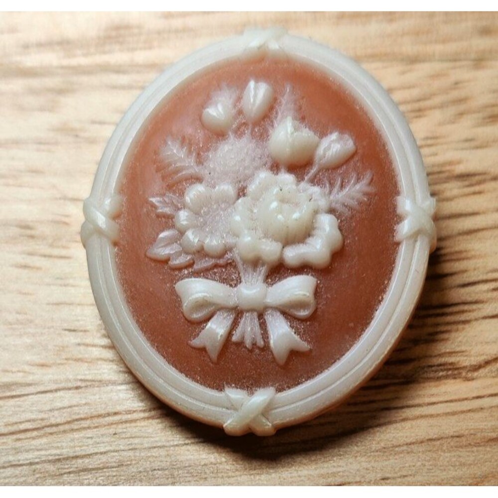 Avon Resin Floral Flower Bouquet Pink and White Oval Brooch Pin Vintage Retro